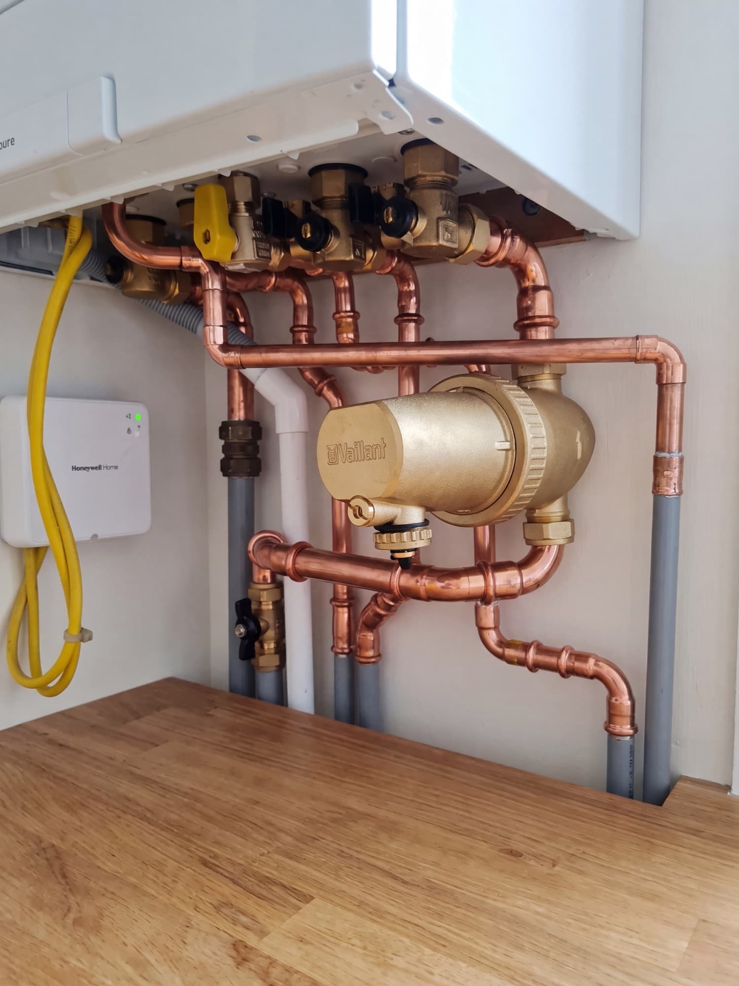Magnetic system filter on tidy boiler pipework