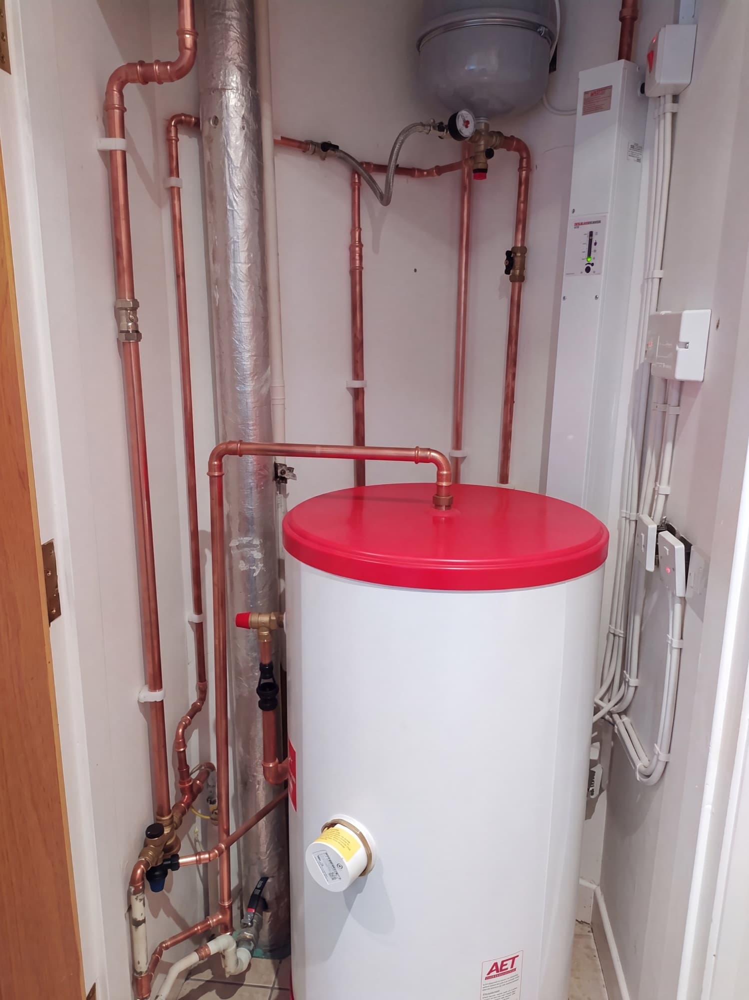 Unvented cylinder installation in an airing cupboard